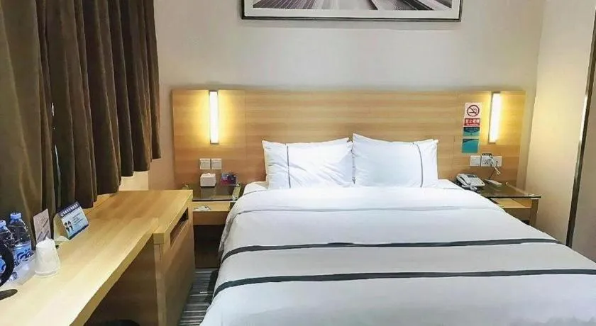Bed in City Comfort Inn Maoming High Speed Railway Station Wenming Road