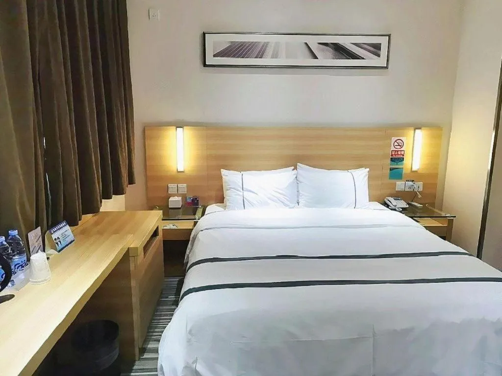 Bed in City Comfort Inn Maoming High Speed Railway Station Wenming Road