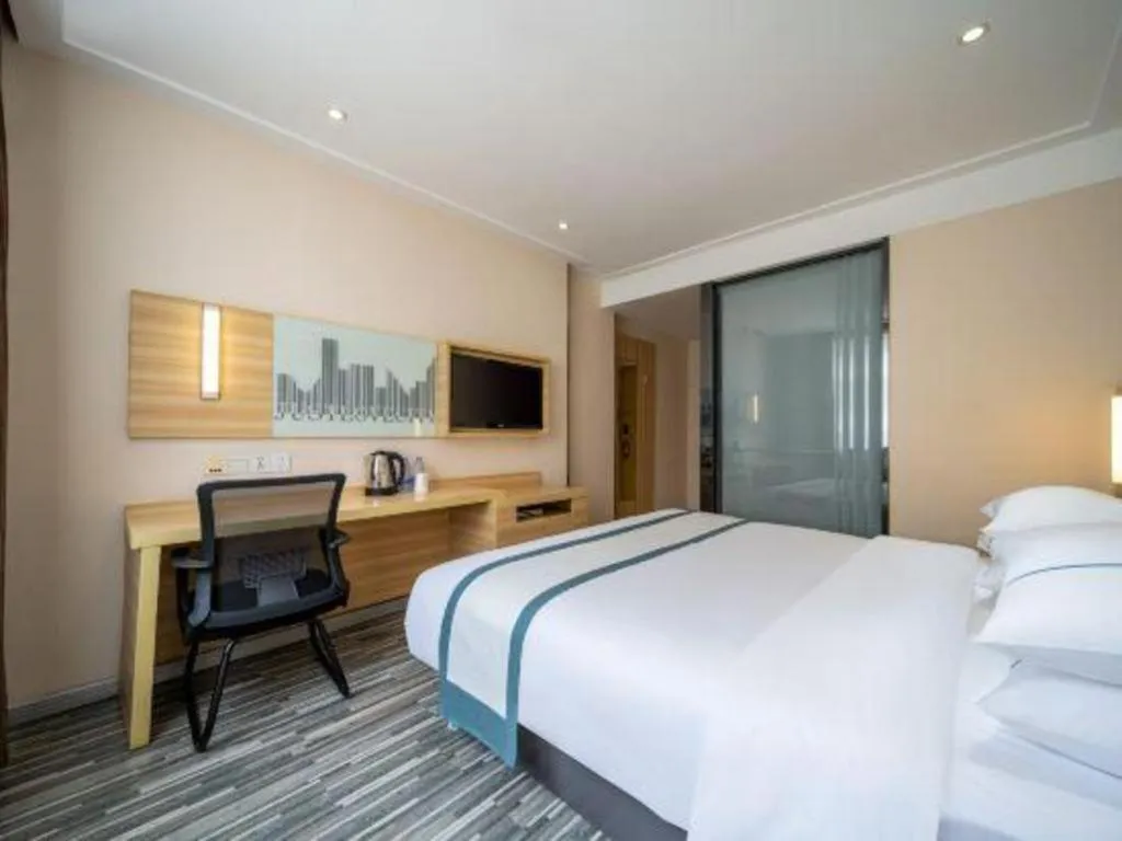 Bed in City Comfort Inn Maoming High Speed Railway Station Wenming Road