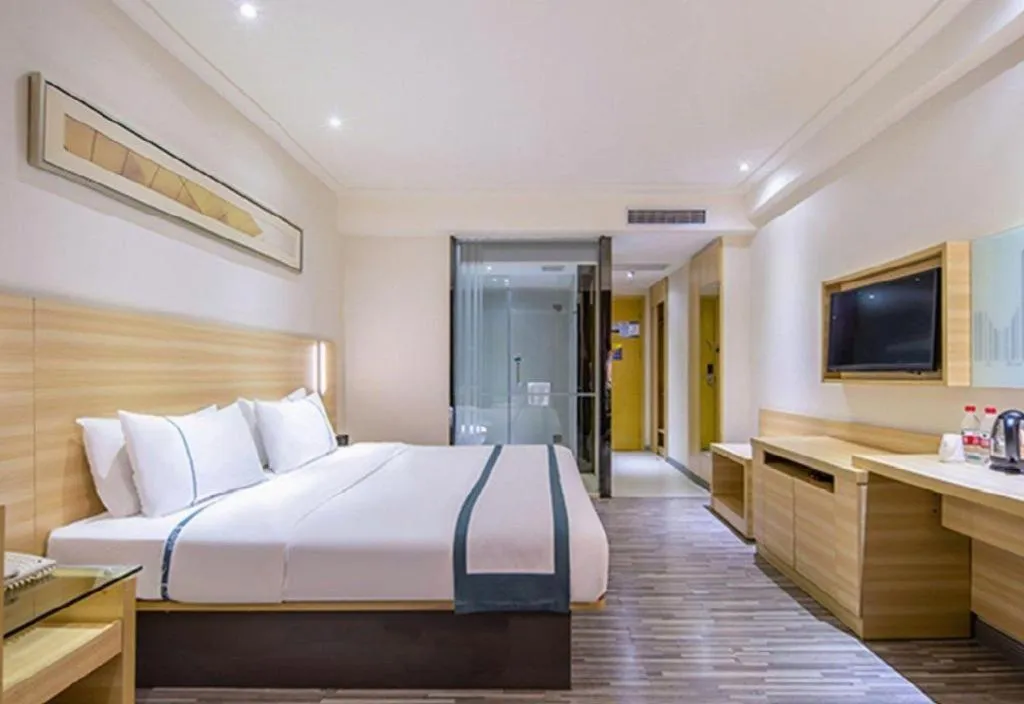 Bed in City Comfort Inn Maoming High Speed Railway Station Wenming Road