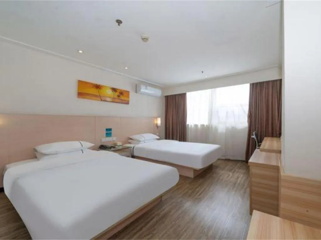 Bed in City Comfort Inn Maoming High Speed Railway Station Wenming Road