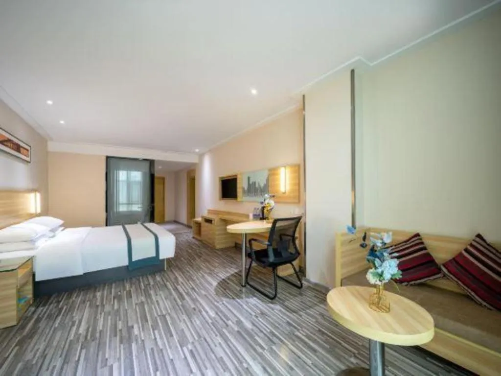 Bed in City Comfort Inn Maoming High Speed Railway Station Wenming Road