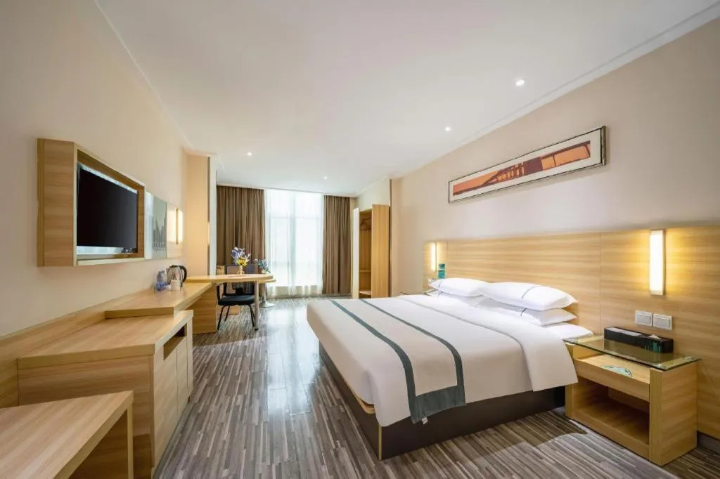 Bed in City Comfort Inn Maoming High Speed Railway Station Wenming Road