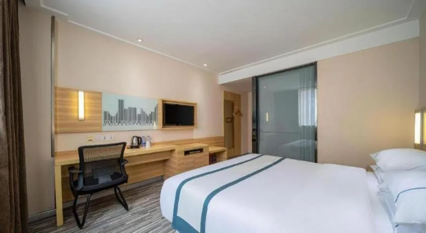 Bed in City Comfort Inn Maoming High Speed Railway Station Wenming Road