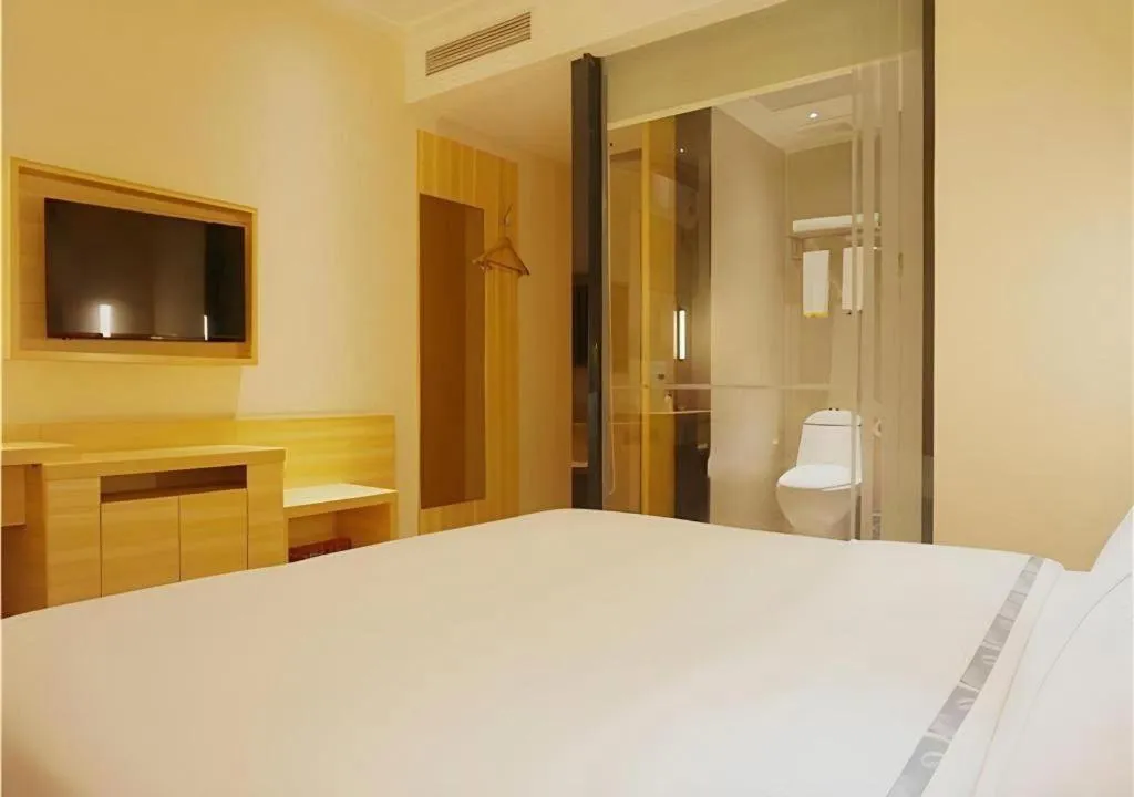 Bed in City Comfort Inn Maoming High Speed Railway Station Wenming Road