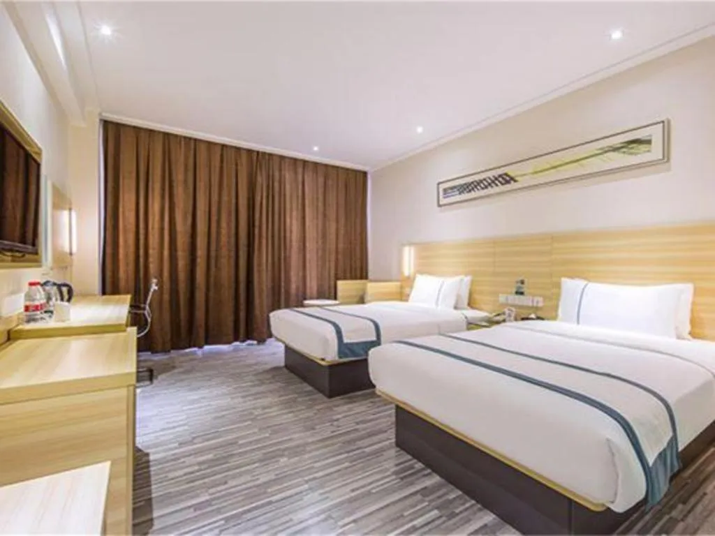 Bed in City Comfort Inn Maoming High Speed Railway Station Wenming Road