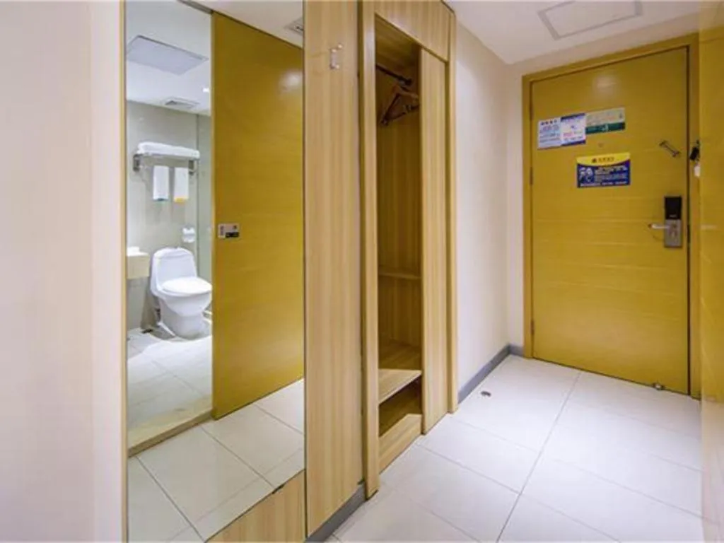 Bed in City Comfort Inn Maoming High Speed Railway Station Wenming Road