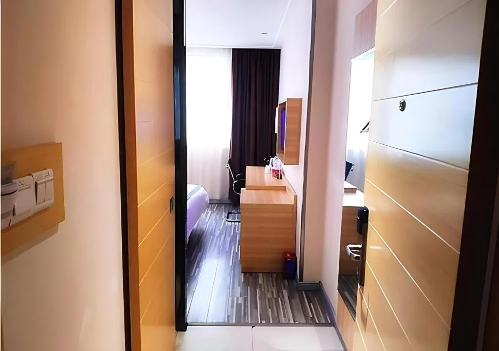 Bed in City Comfort Inn Maoming High Speed Railway Station Wenming Road