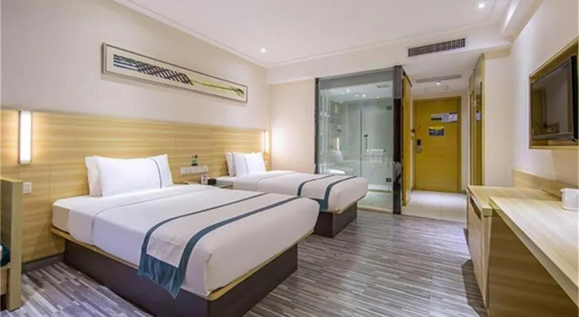 Bed in City Comfort Inn Maoming High Speed Railway Station Wenming Road