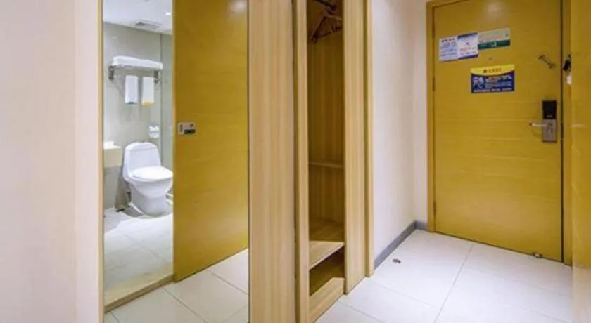 Bed in City Comfort Inn Maoming High Speed Railway Station Wenming Road