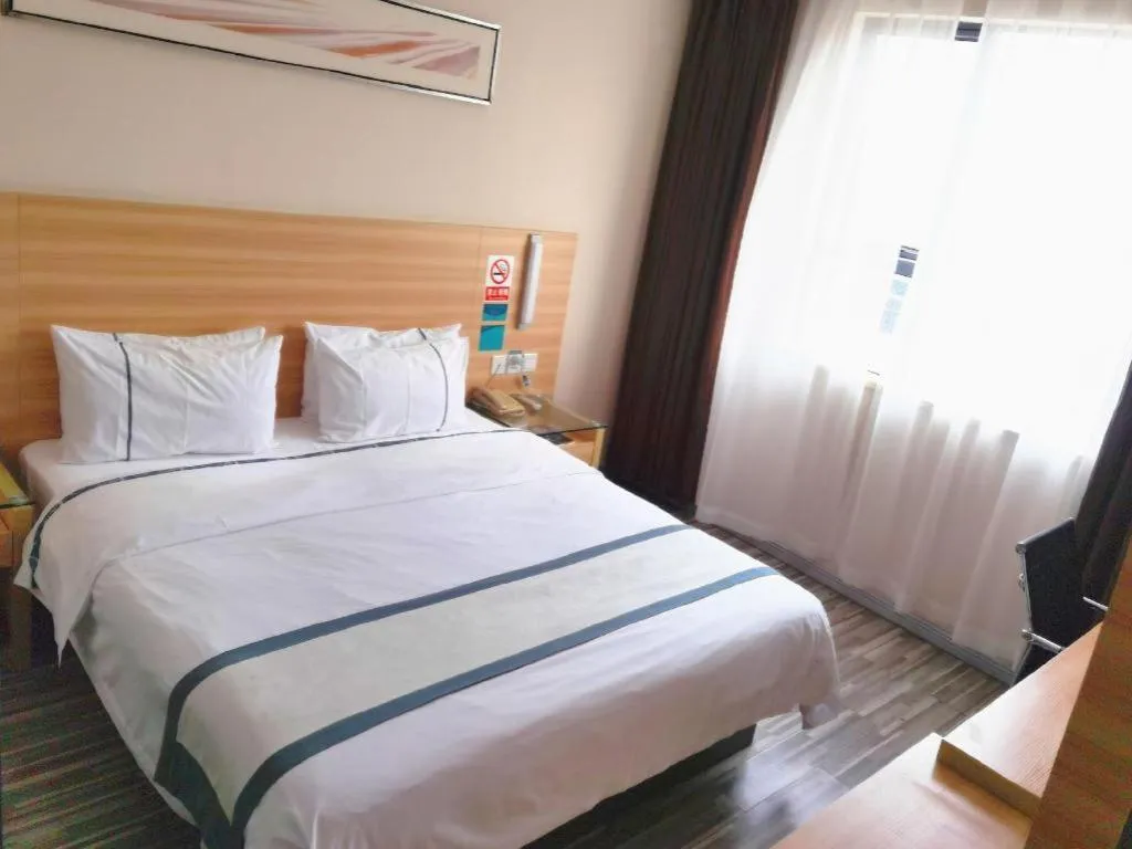 Bed in City Comfort Inn Maoming High Speed Railway Station Wenming Road