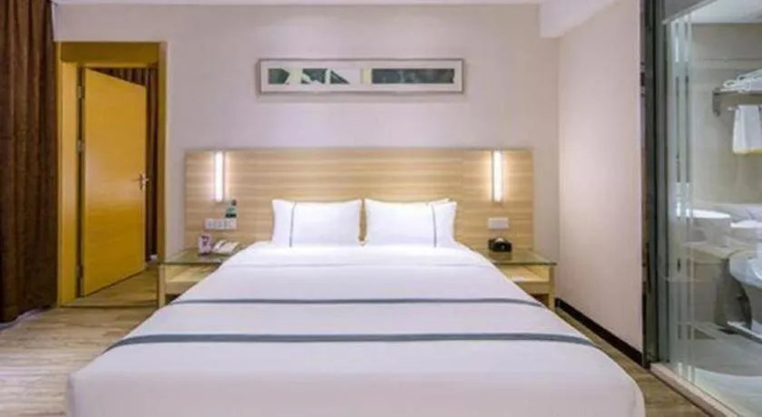 Bed in City Comfort Inn Maoming High Speed Railway Station Wenming Road