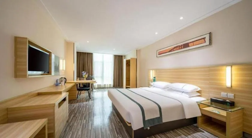 Bed in City Comfort Inn Maoming High Speed Railway Station Wenming Road