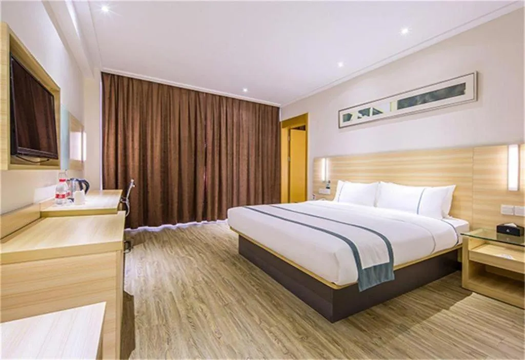 Bed in City Comfort Inn Maoming High Speed Railway Station Wenming Road