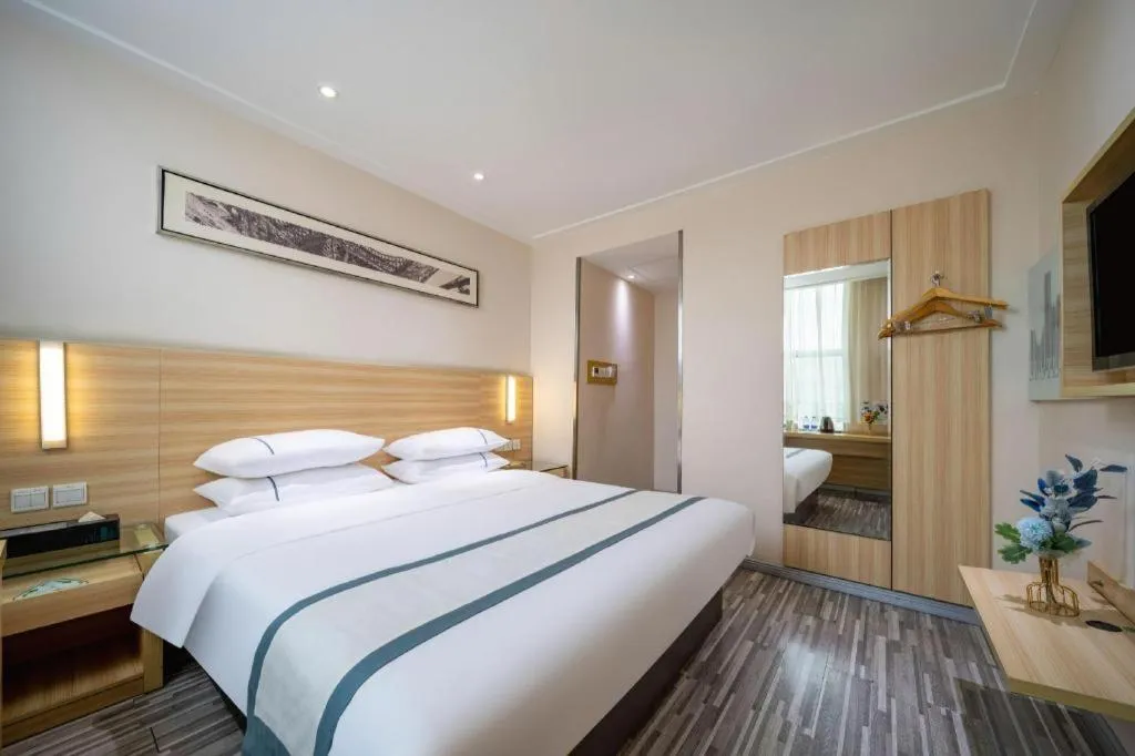 Bed in City Comfort Inn Maoming High Speed Railway Station Wenming Road