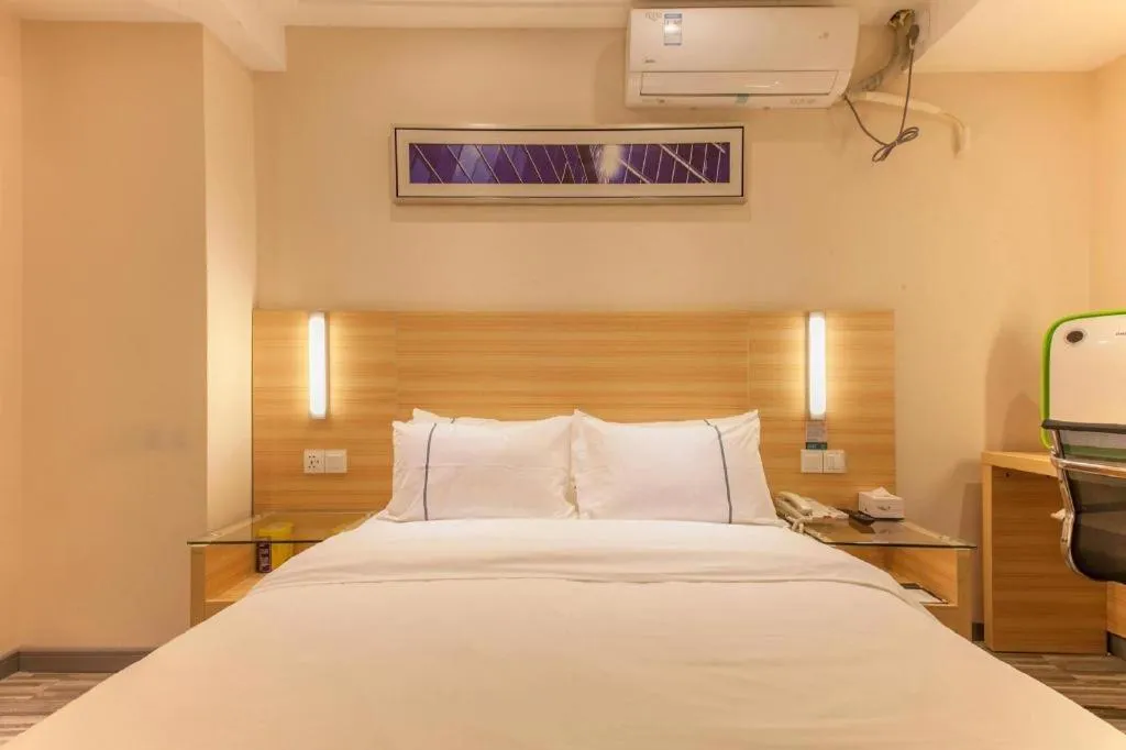 Bed in City Comfort Inn Wuhan Rui'an Street Metro Station