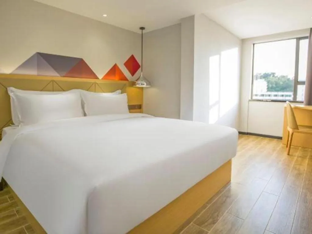 Bed in Borrman Hotel Zhuhai Gongbei Port Fuhuali Light Rail