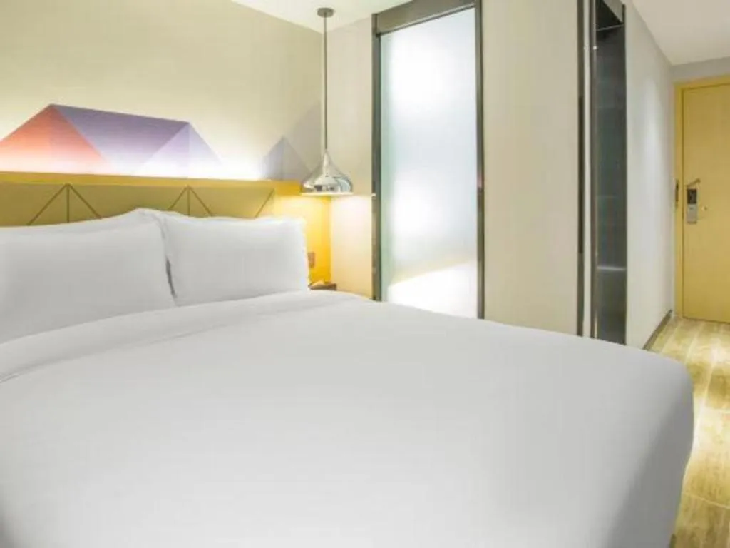 Bed in Borrman Hotel Zhuhai Gongbei Port Fuhuali Light Rail