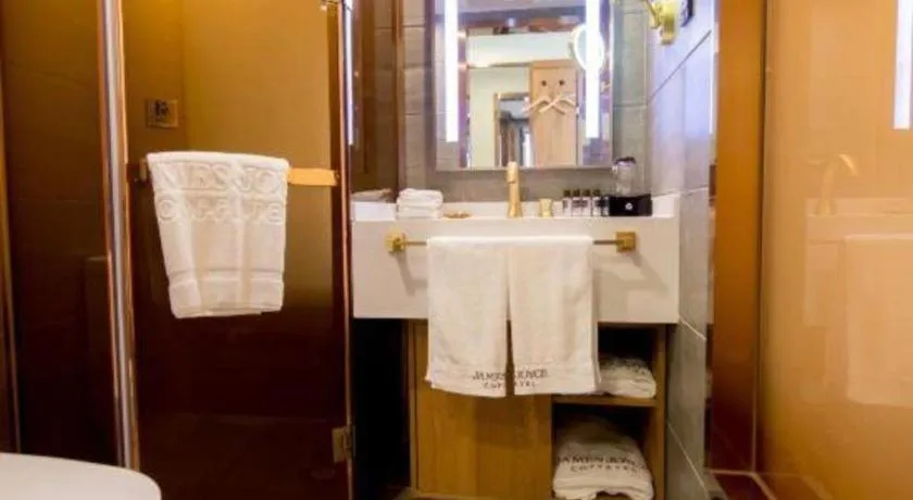 James Joyce Coffetel Harbin Central Street