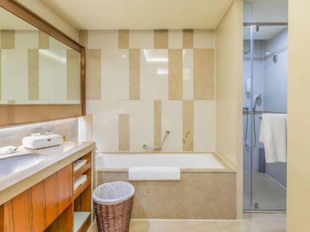 YUN-RAY Ambassador Hotel