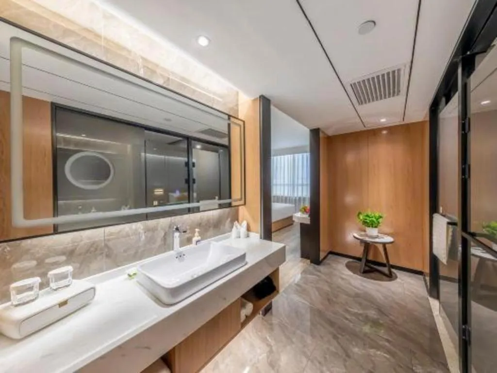 YUN-RAY Ambassador Hotel