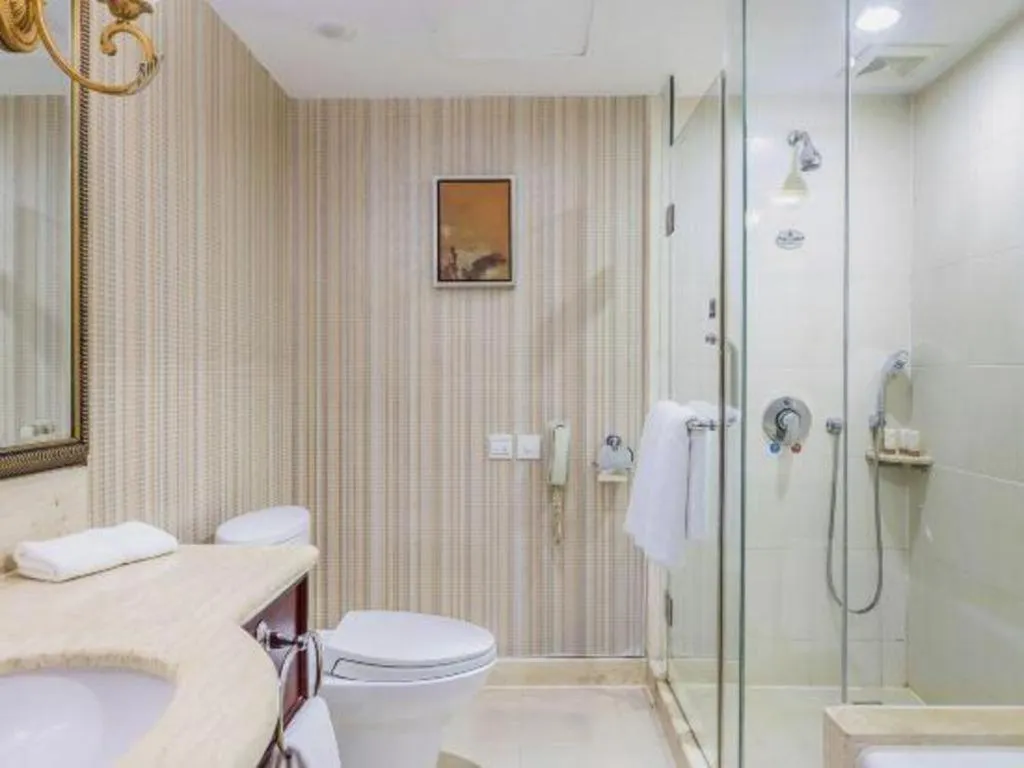 YUN-RAY Ambassador Hotel