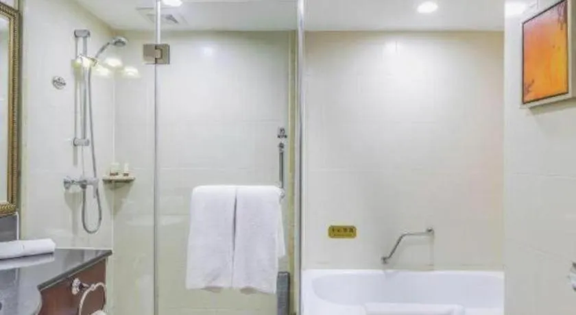 YUN-RAY Ambassador Hotel