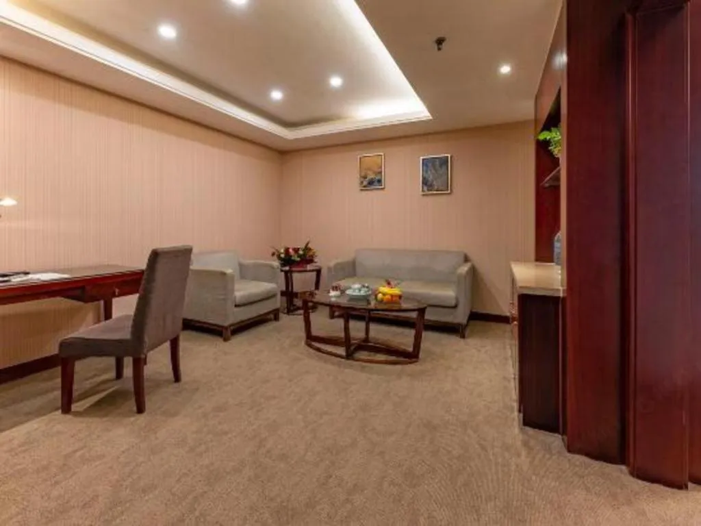 YUN-RAY Ambassador Hotel