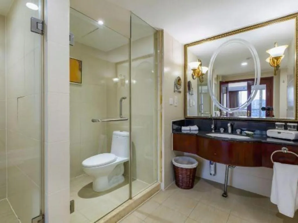 YUN-RAY Ambassador Hotel