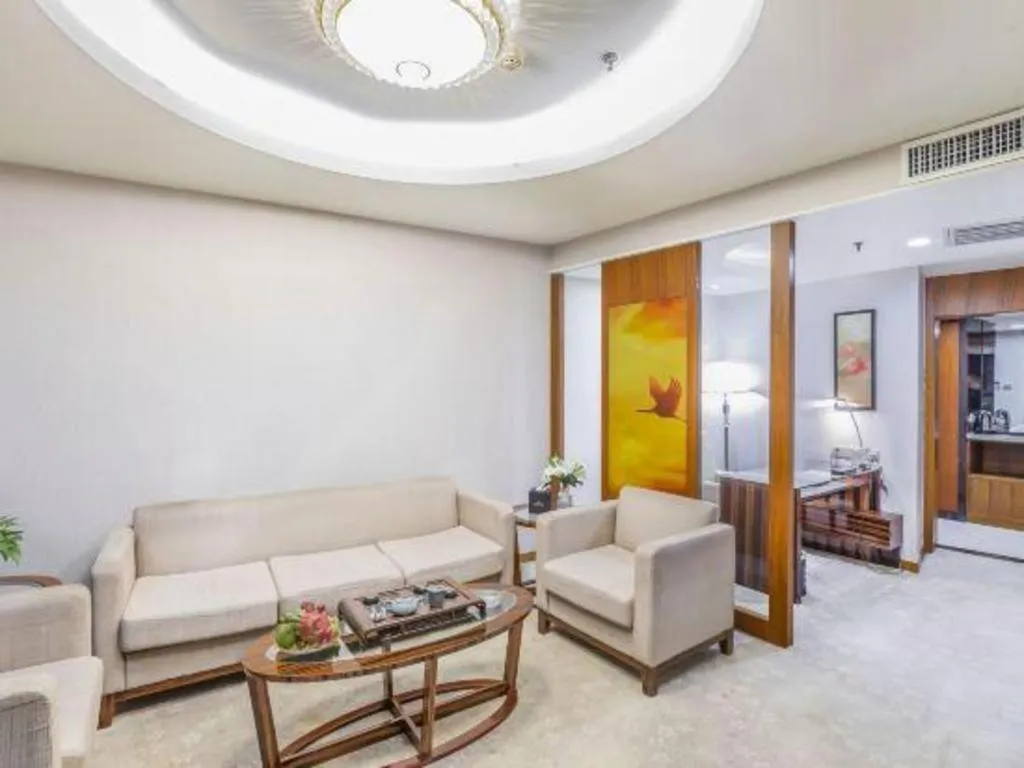 YUN-RAY Ambassador Hotel