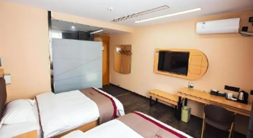 Bed in Thank Inn Hotel Guangdong Zhuhai Jiwan Hongqi Central Sqaure