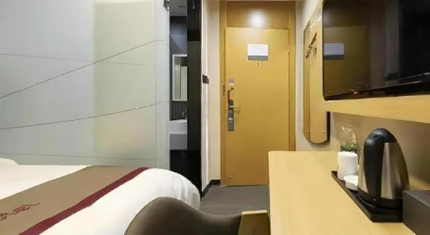 Bed in Thank Inn Hotel Guangdong Zhuhai Jiwan Hongqi Central Sqaure