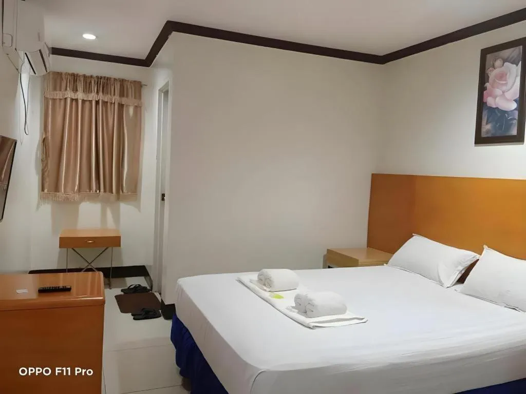 Bed in Jeamco Royal Hotel - Pasig