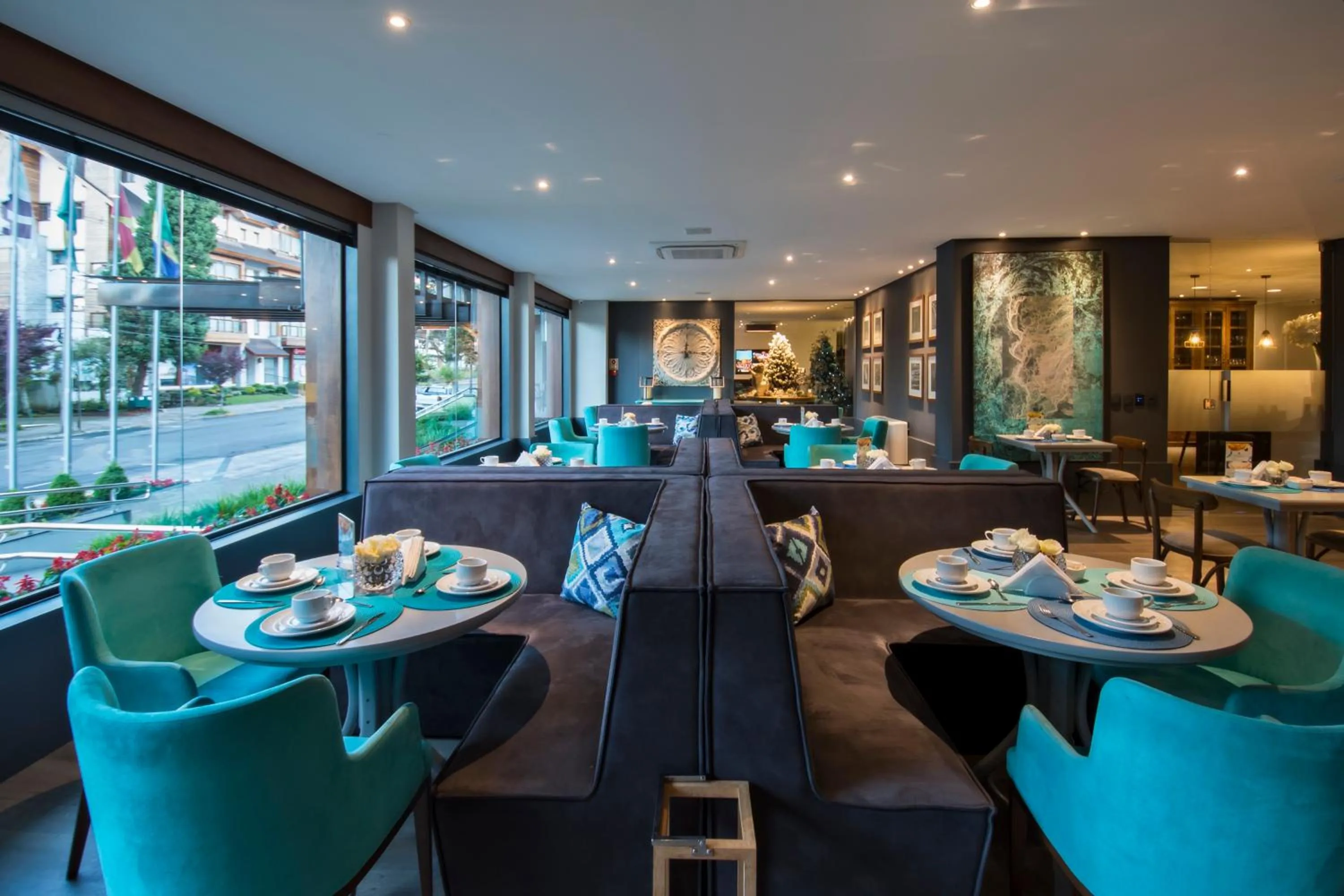 Restaurant/places to eat in Hotel Cercano