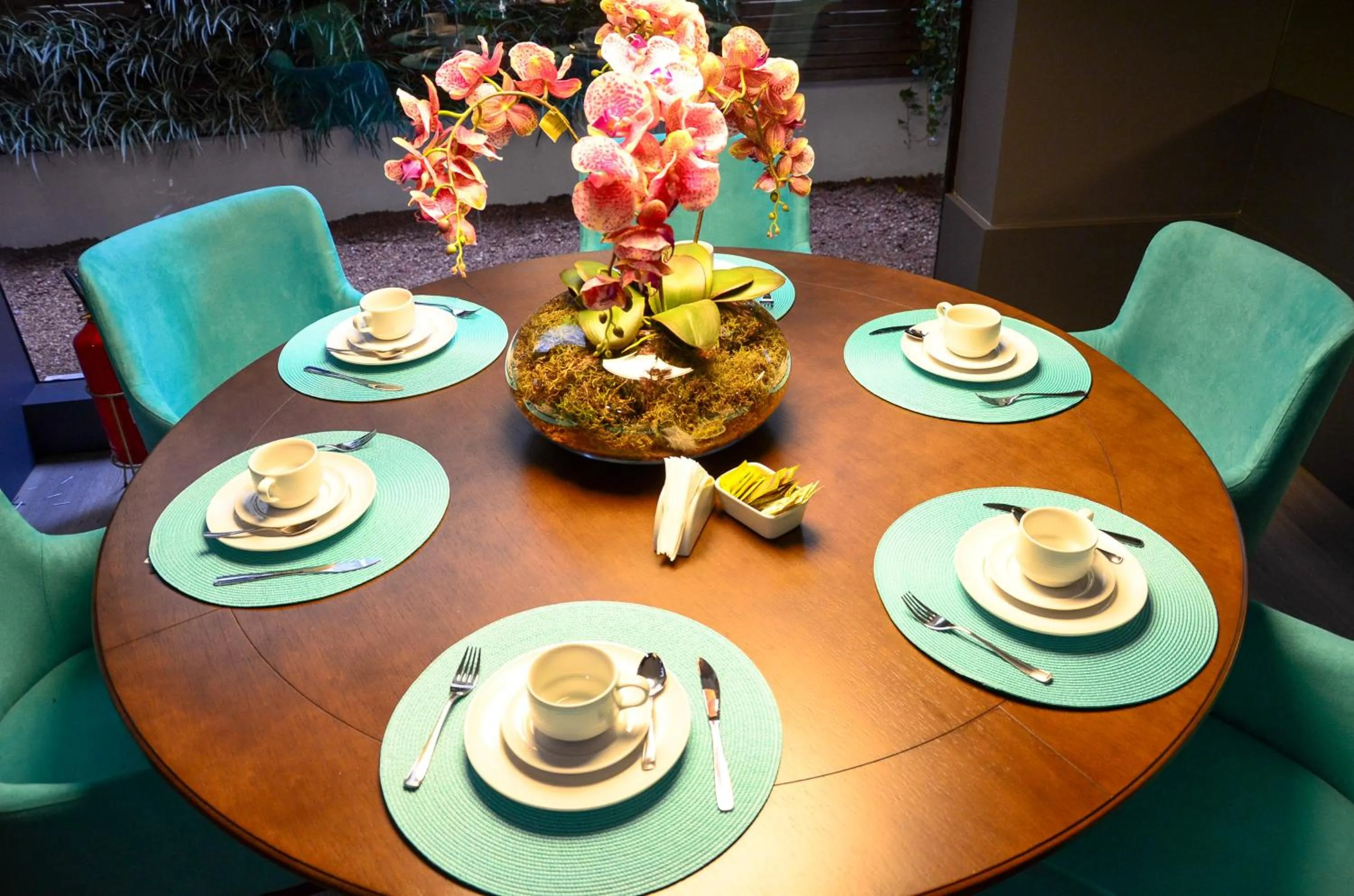 Restaurant/places to eat in Hotel Cercano