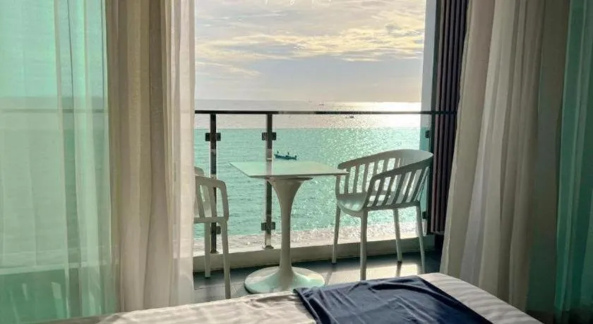 Bed in Golden Dragon Beach Resort Pattaya (Bang Lamung)