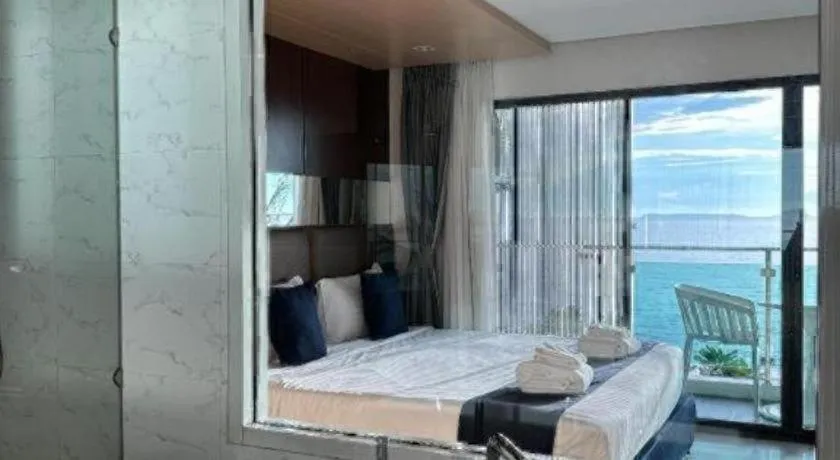 Bed in Golden Dragon Beach Resort Pattaya (Bang Lamung)