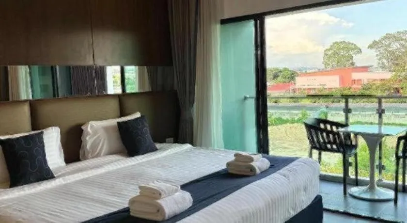 Bed in Golden Dragon Beach Resort Pattaya (Bang Lamung)