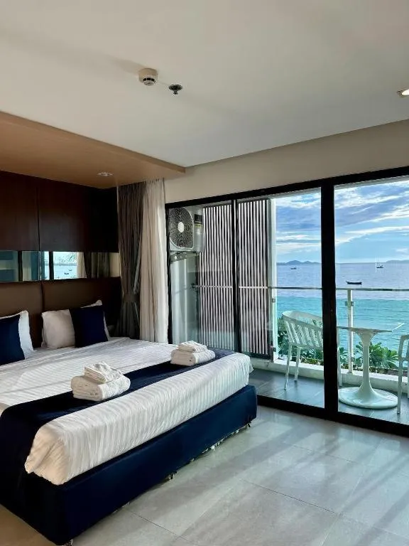 Bed in Golden Dragon Beach Resort Pattaya (Bang Lamung)