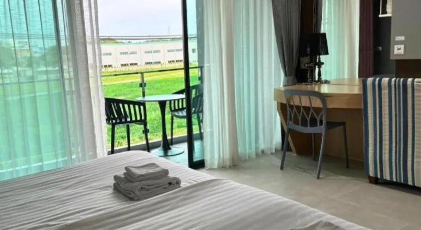 Bed in Golden Dragon Beach Resort Pattaya (Bang Lamung)