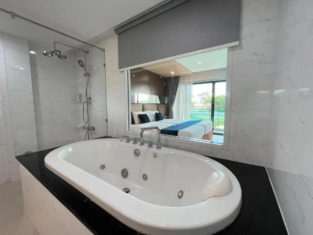 Golden Dragon Beach Resort Pattaya (Bang Lamung)