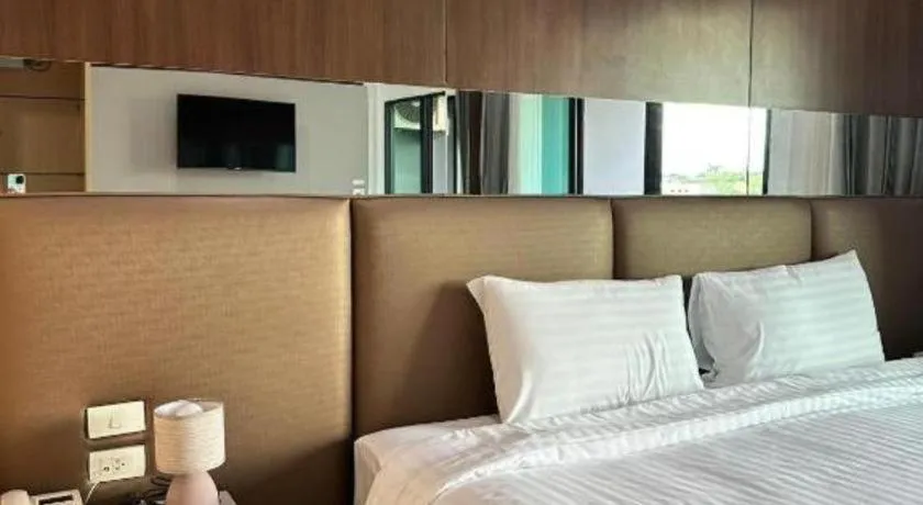 Bed in Golden Dragon Beach Resort Pattaya (Bang Lamung)