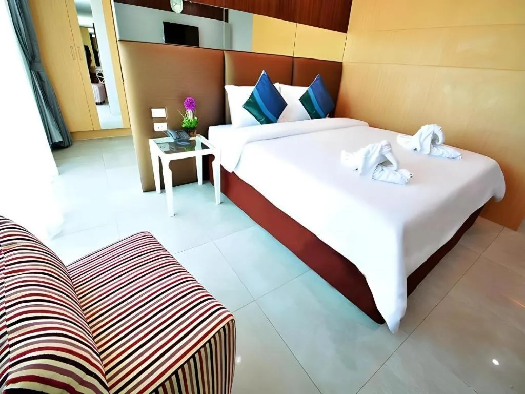 Bed in Golden Dragon Beach Resort Pattaya (Bang Lamung)