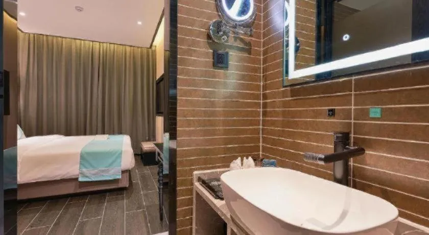 Bed in Xana Hotelle Beijing Fengtai Railway Station Tiantan Hospital