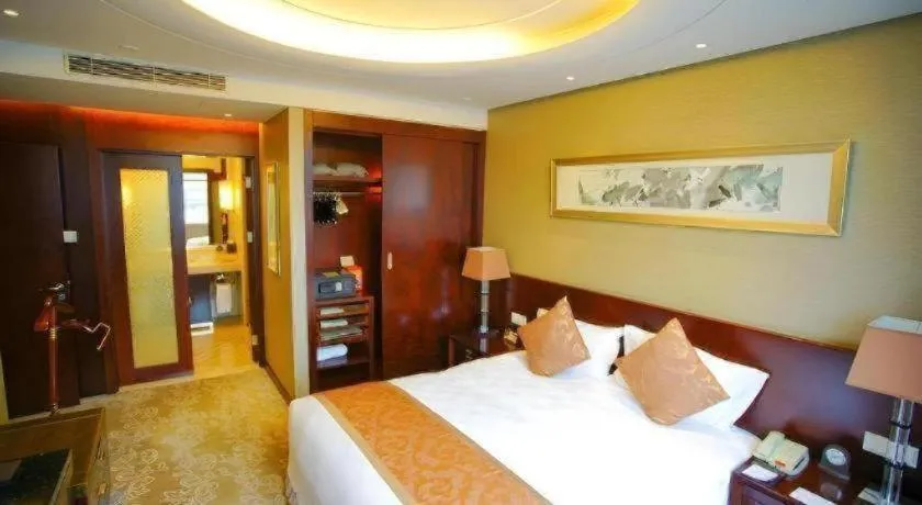 Bed in Xian Grand Soluxe International Hotel