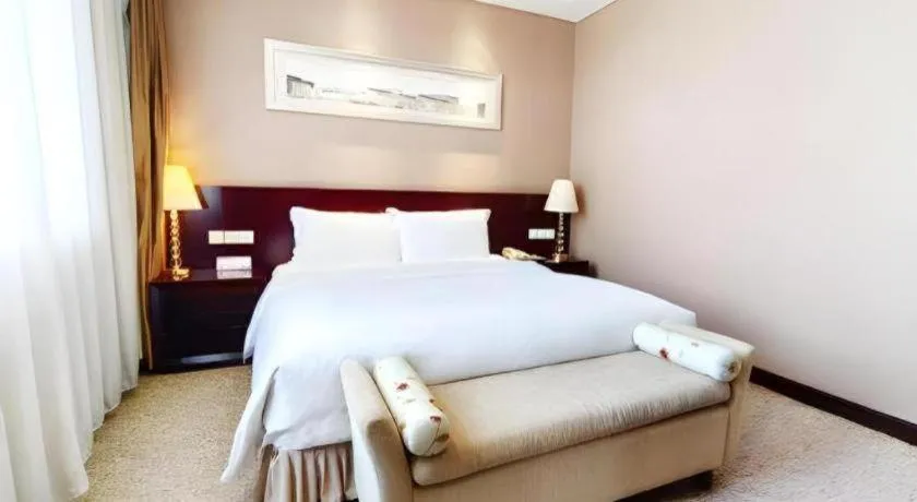 Bed in Xian Grand Soluxe International Hotel