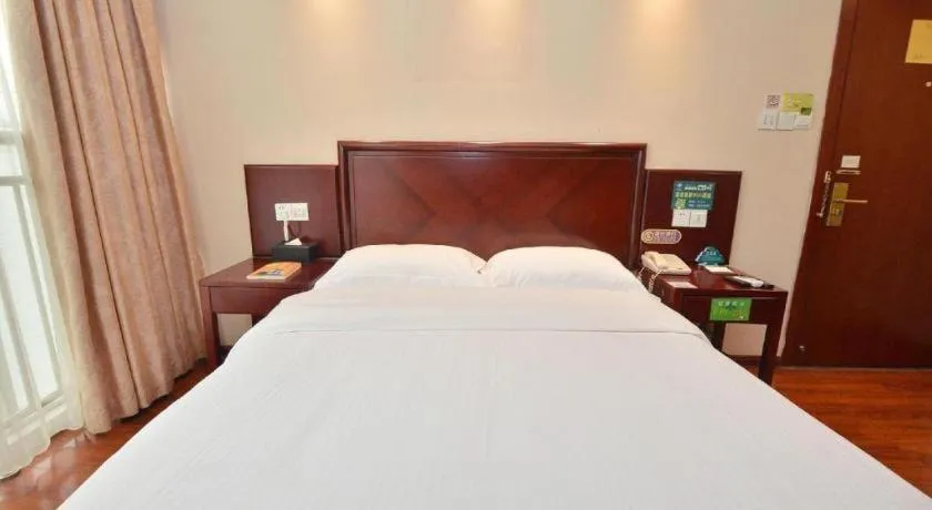 Bed in GreenTree Inn Hefei East Wangjiang Road CTCE Express Hotel