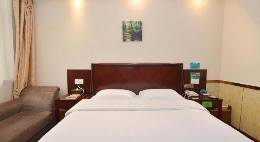 Bed in GreenTree Inn Hefei East Wangjiang Road CTCE Express Hotel
