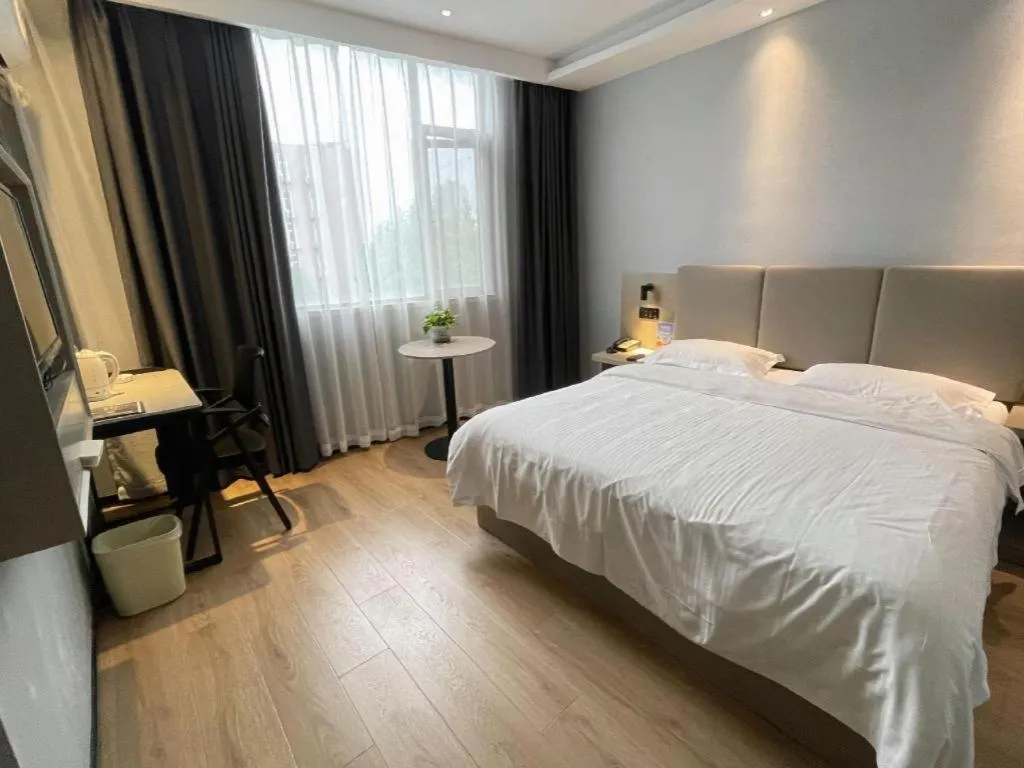 Bed in GreenTree Inn Hefei East Wangjiang Road CTCE Express Hotel