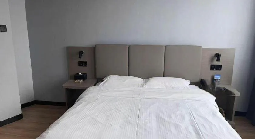 Bed in GreenTree Inn Hefei East Wangjiang Road CTCE Express Hotel